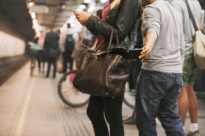 Thief,Stealing,Wallet,From,Purse,Of,A,Woman,Using,Mobile