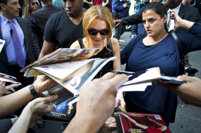 New,York,-,April,9:,Lindsay,Lohan,Greets,Fans,After