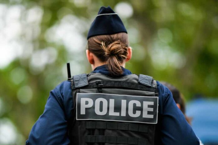A,Female,Police,Officer,(woman),With,Uniform,Ensuring,Security,In
