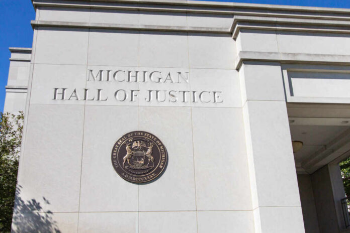 Lasing,,Michigan,,Usa,-,September,17,,2018:,Exterior,Of,The Exterior view of the Michigan Hall of Justice with the state seal