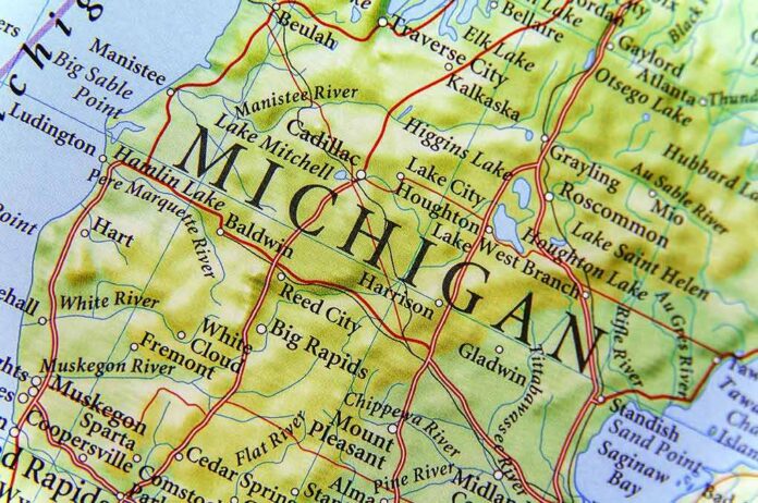 shutterstock_532778077 Map of Michigan highlighting central and northern towns and lakes